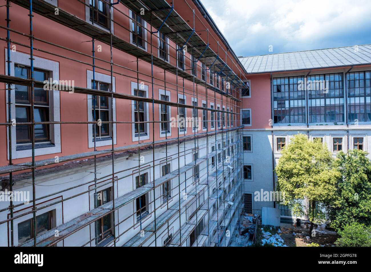 Fatih, Istanbul, Turchia - 07.05.2021: Piattaforma dettaglio di costruzione di uno degli edifici della facoltà di Istanbul università con cantiere ma Foto Stock