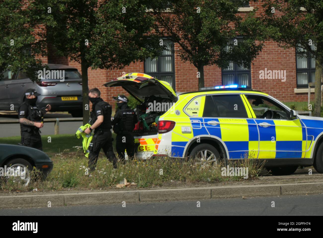 Polizia che ferma l'automobilista Northampton UK ricerca auto ricerca droga trova arresto arresto arresto arresto busto arrestato trova stivale maschera di stivali poliziotti mascherati cappello rapina Foto Stock