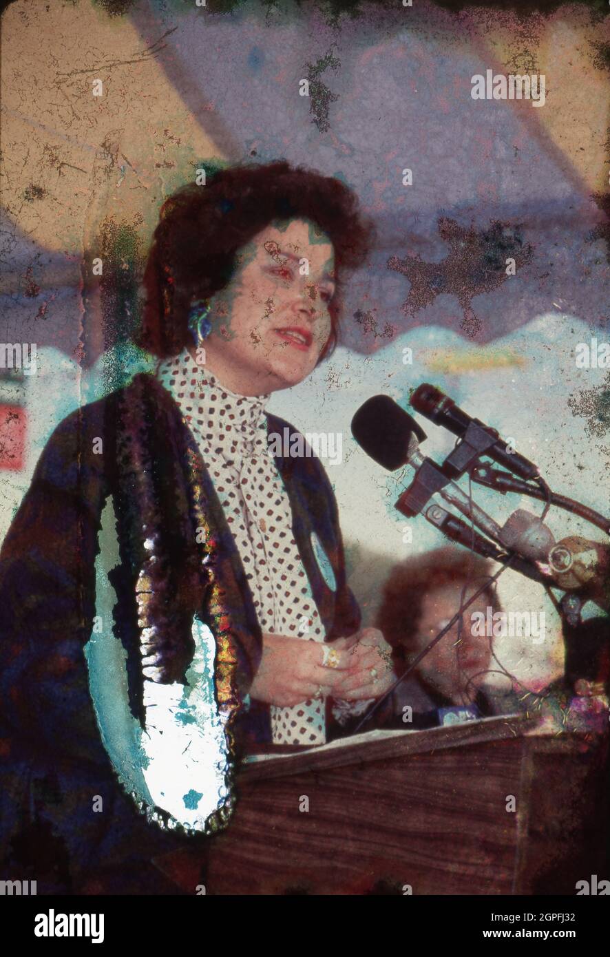 Austin Texas USA, circa 1992: Texas Railroad Commissioner LENA GUERRERO, la prima donna non bianca a servire sulla RRC del Texas, che regola petrolio e gas. Fu nominata da Gov. Ann Richards. ©Bob Daemmrich Foto Stock