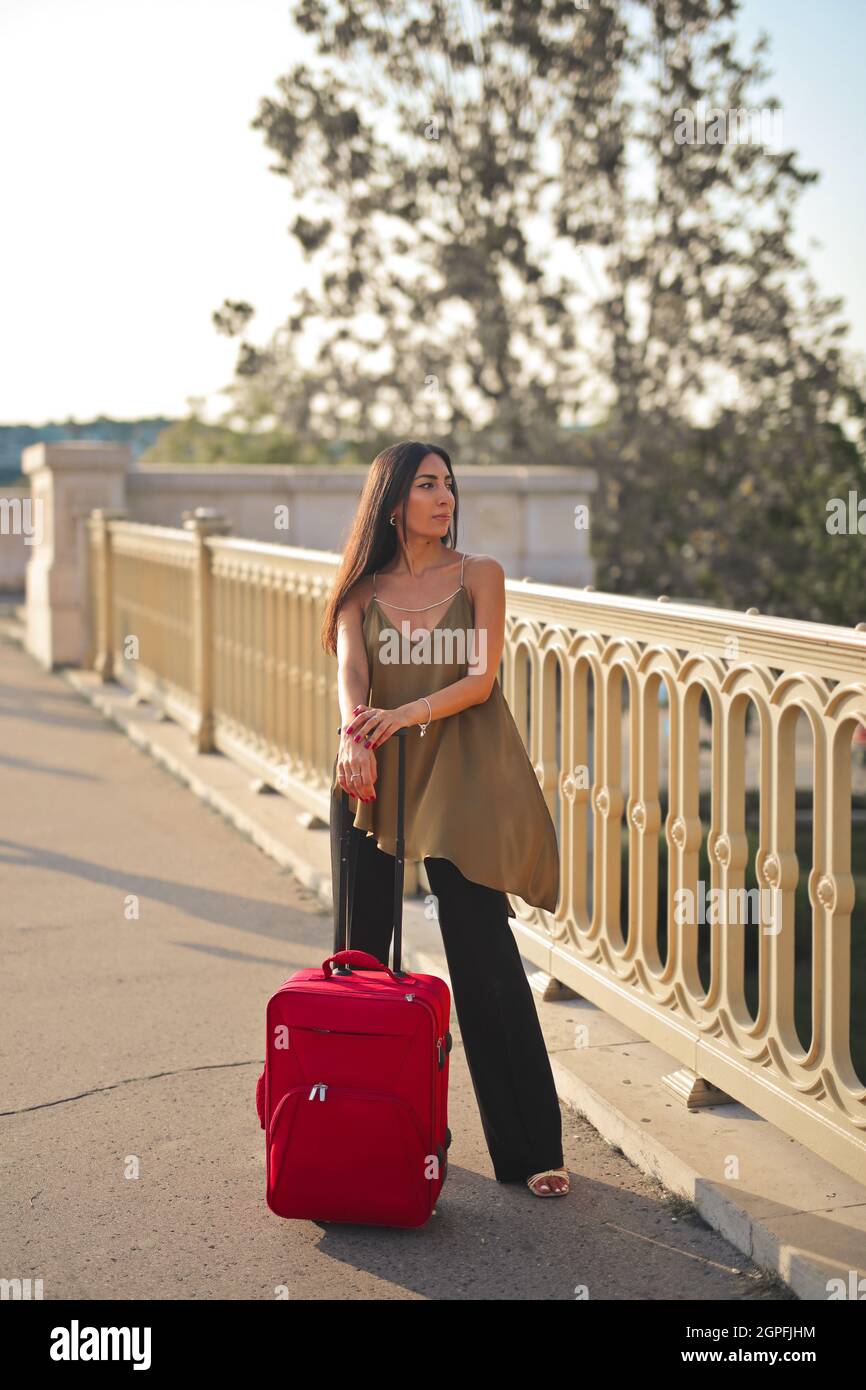 giovane donna elegante con carrello in città Foto Stock