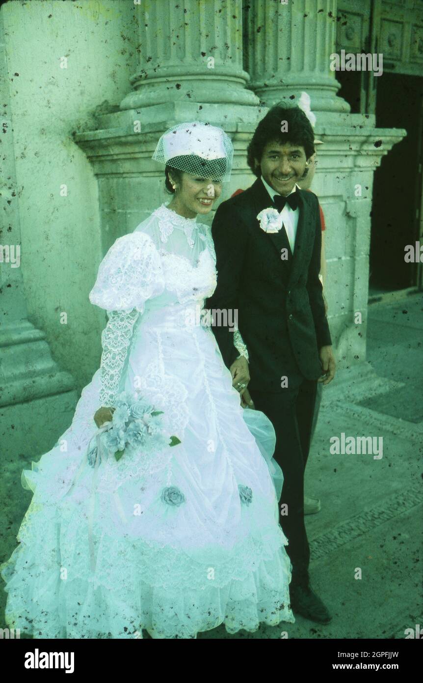 Juarez Messico, circa 1984: Sposa e sposo fuori dalla chiesa dopo la cerimonia nuziale in una chiesa. ©Bob Daemmrich Foto Stock