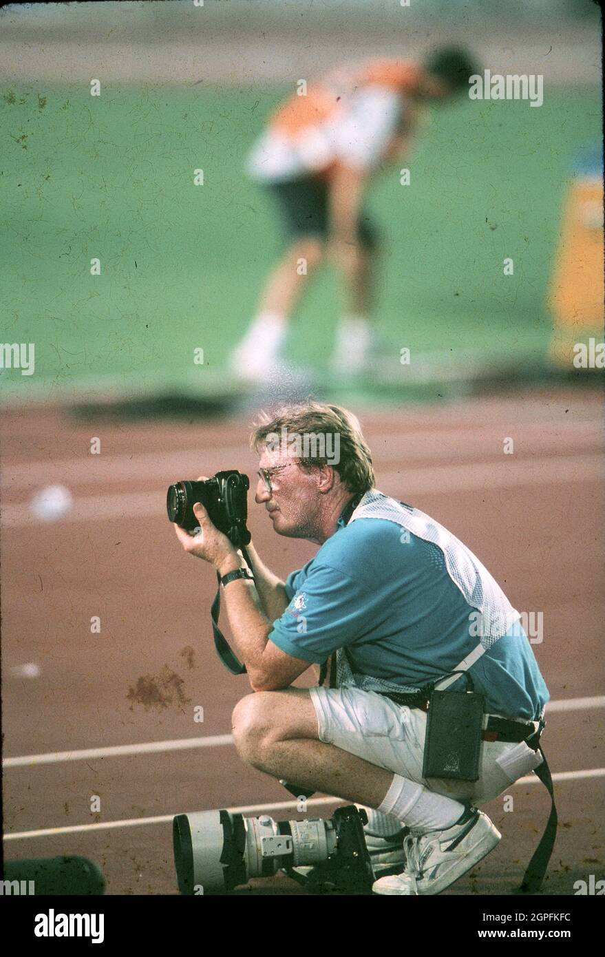 Barcellona Spagna, Agosto 1992: Il fotografo sportivo Tony Duffy copre eventi di pista e campo durante le Olimpiadi estive 1992. ©Bob Daemmrich Foto Stock