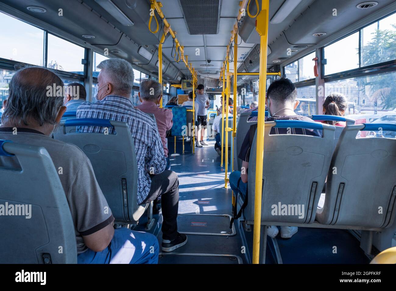Eminonu, Istanbul, Turchia - 07.05.2021: Vista interna di un autobus pubblico comunale con i passeggeri che indossano la maschera e diverse persone seduti sui sedili Foto Stock