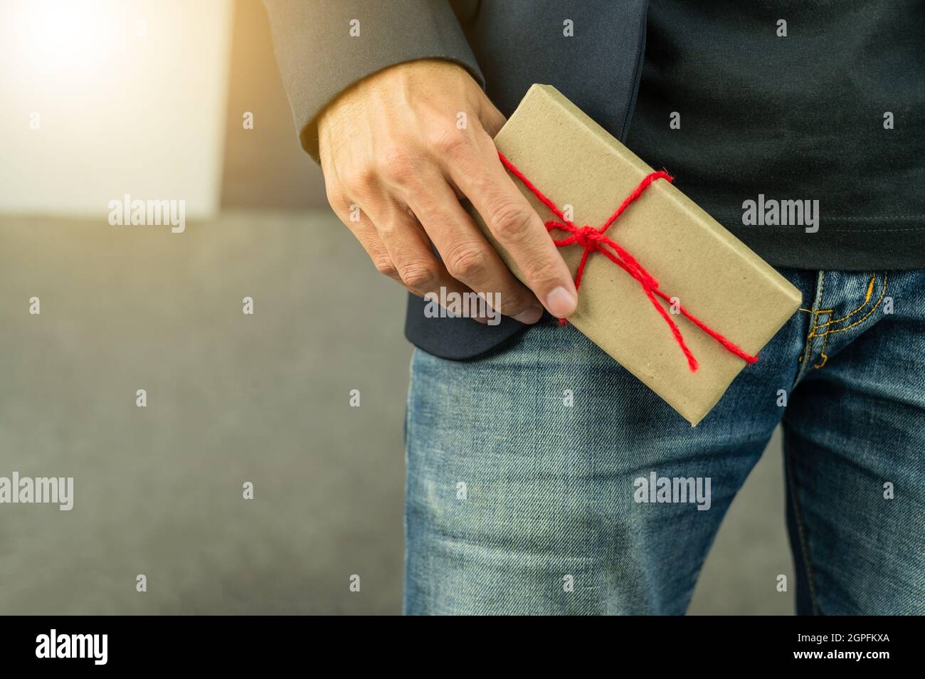 Persona che tiene la scatola del regalo, la scatola del regalo di nuovo anno, la scatola del regalo di Natale, lo spazio della copia. Natale, anno di nascita, concetto di compleanno. Foto Stock