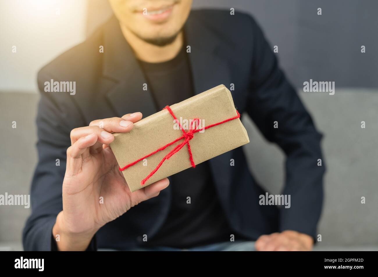 Uomo felice con regali San Valentino Foto Stock