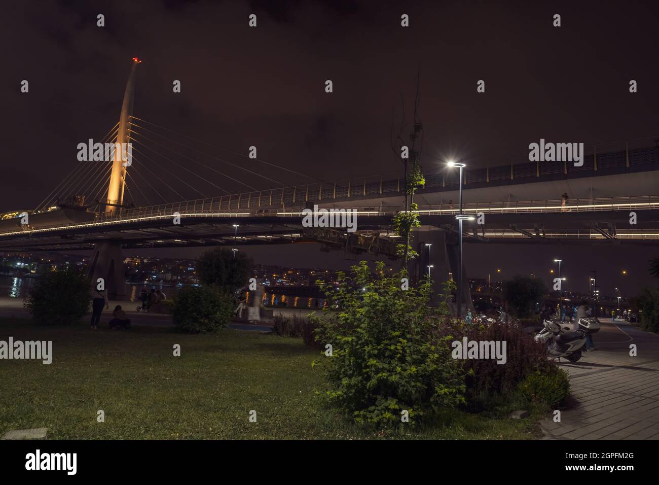 Beyoglu, Istanbul, Turchia - 07.07.2021: Molte persone che camminano di notte vicino al ponte della metropolitana del Corno d'Oro per il tempo libero di trasporto twilig Foto Stock