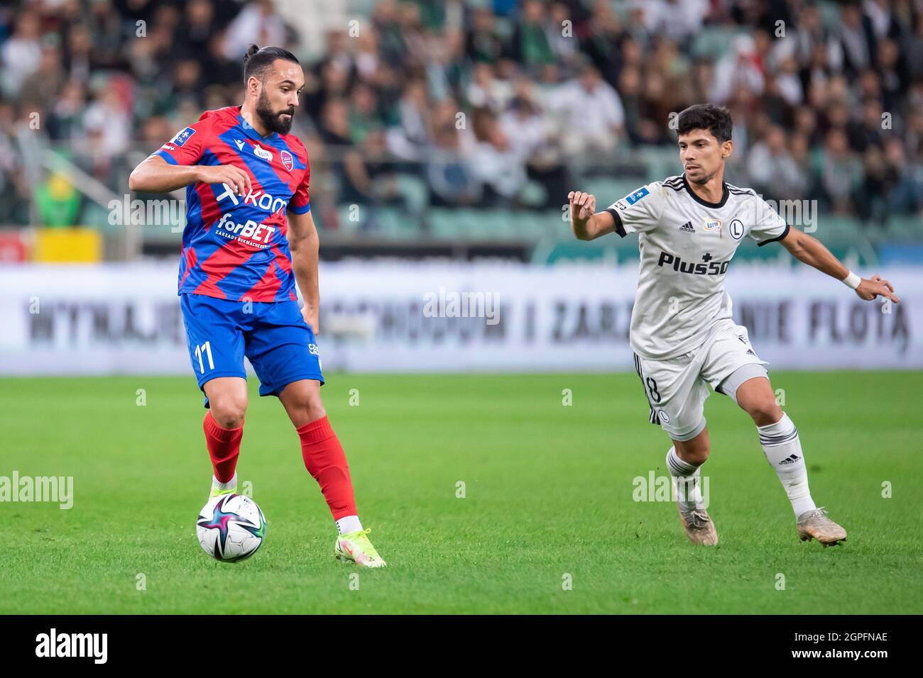 Ivi Lopez di Rakow e Andre Martins di Legia in azione durante la partita polacca PKO Ekstraklasa League tra Legia Warszawa e Rakow Czestochowa al Marshal Jozef Pilsudski Legia Warsaw Municipal Stadium.Final Score; Legia Warszawa 2:3 Rakow Czestochowa. Foto Stock