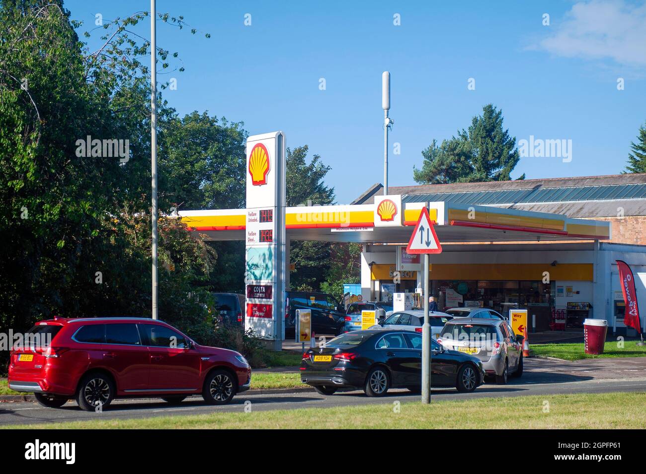 Leicester, Regno Unito. 29 settembre 2021. Le previsioni delle stazioni di servizio iniziano a riaprirsi poiché i veicoli in coda causano congestione del traffico. Foto Stock