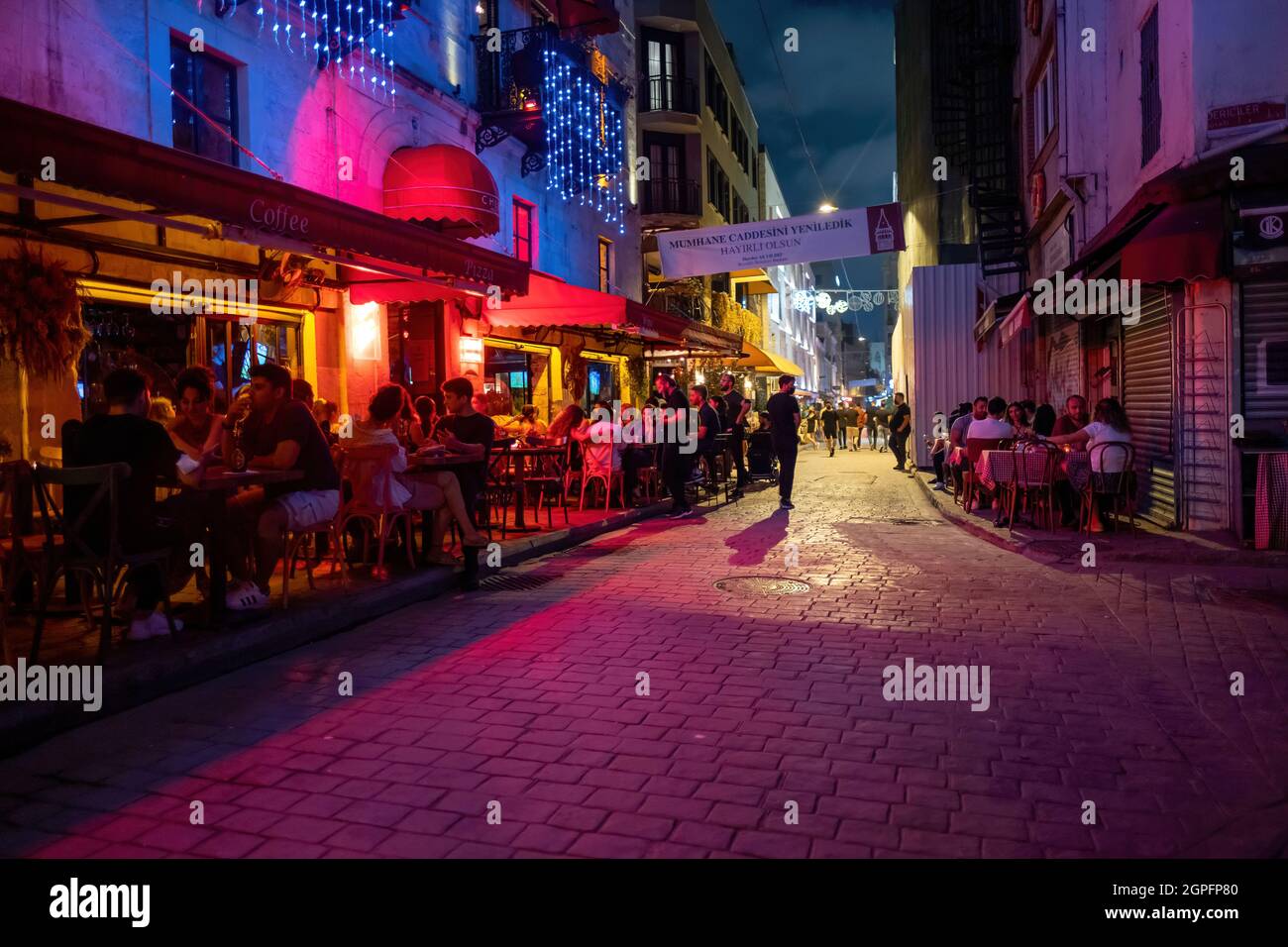 Beyoglu, Istanbul, Turchia - 07.07.2021: Rosa e rosso colori colorati di strada di intrattenimento con alcuni bar discoteca ristorante e night club dove peo Foto Stock