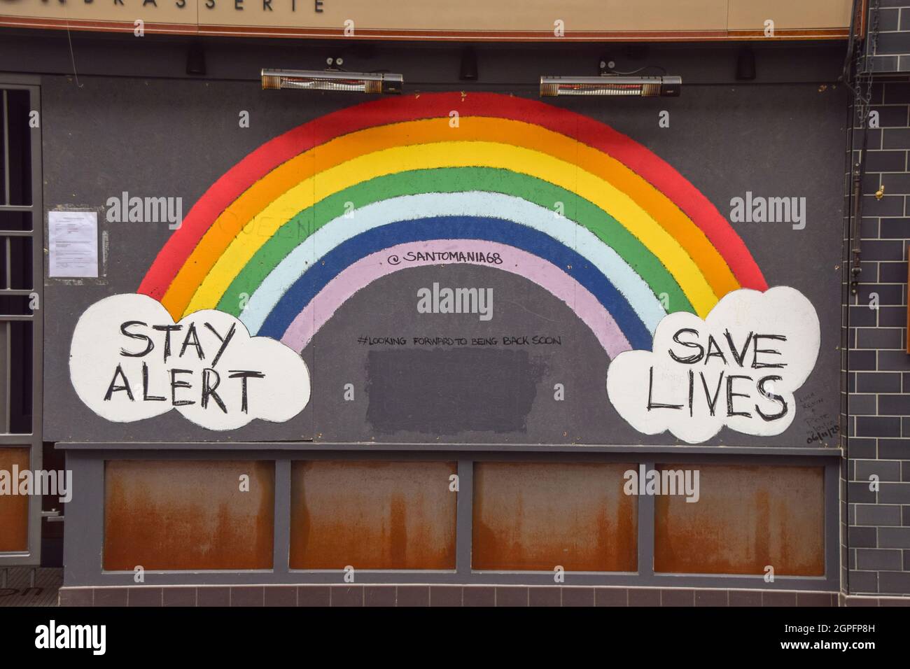 Stay Alert, Save Lives Rainbow cartello in un ristorante chiuso in Old Compton Street a Soho, durante il rinchiuso del coronavirus. Londra, Regno Unito Novembre 2020. Foto Stock