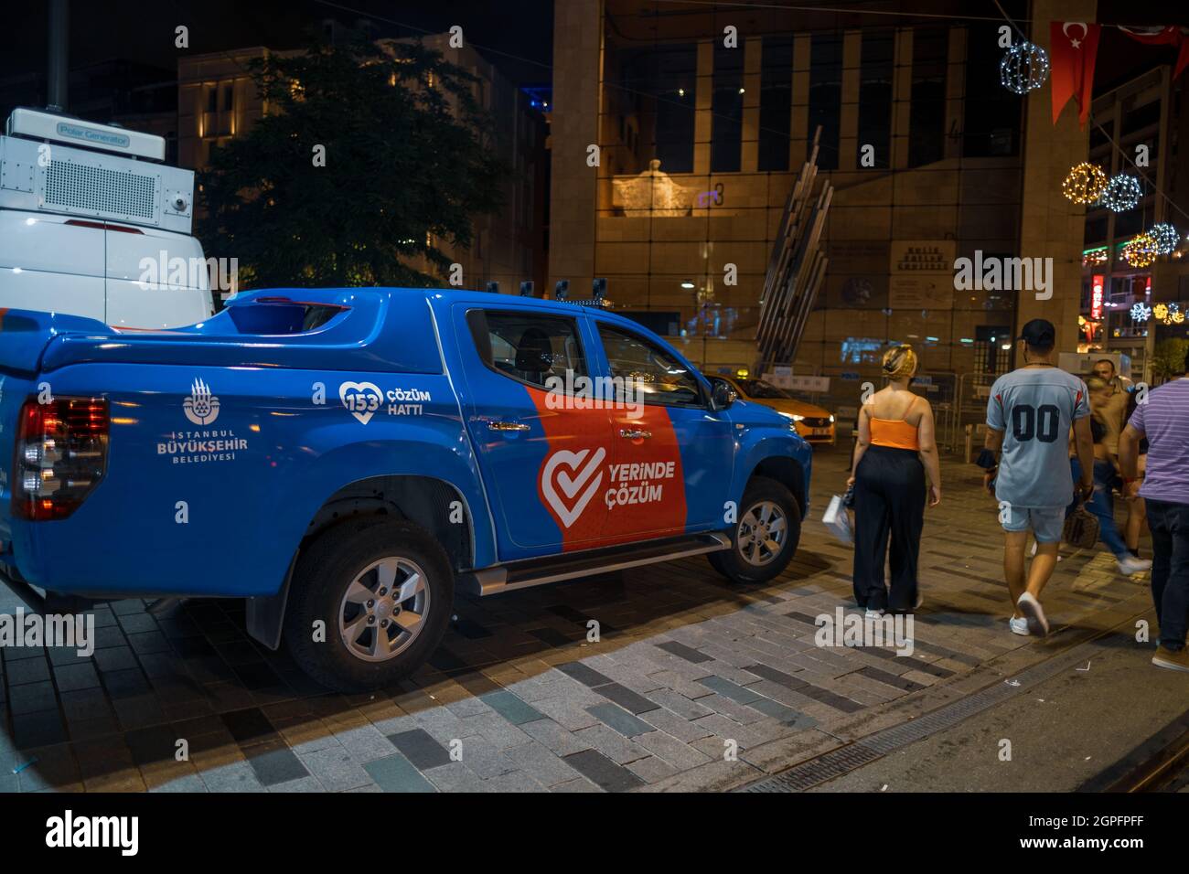 Beyoglu, Istanbul, Turchia - 07.07.2021: Blue Municipal fast Solution auto in attesa prima di pattugliare sulla strada Istiklal indipendenza di notte e som Foto Stock