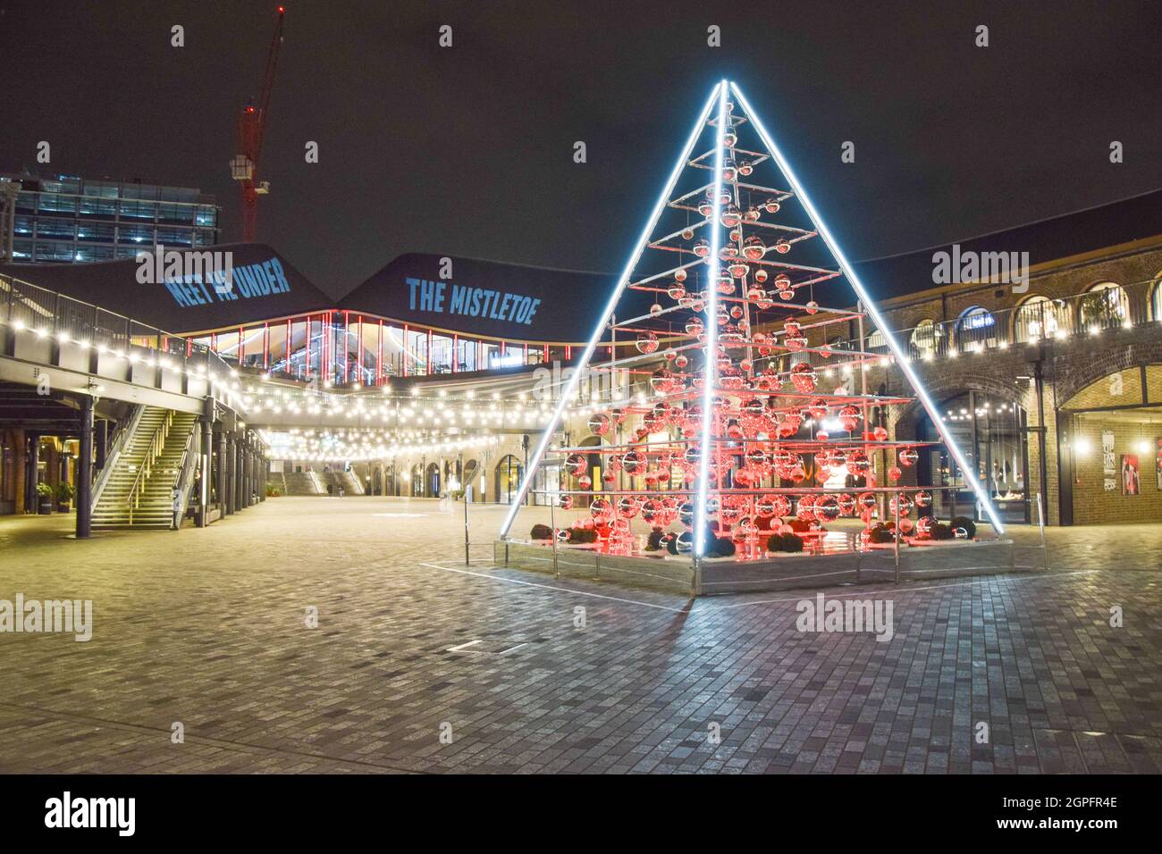 Vista notturna del terrarium Christmas Tree installato dai Botanical Boys in Coal Drops Yard, King's Cross, Londra, Regno Unito Novembre 2020. Foto Stock
