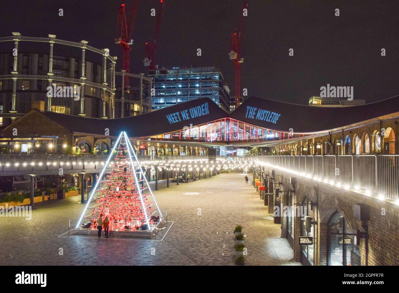Vista notturna del terrarium Christmas Tree installato dai Botanical Boys in Coal Drops Yard, King's Cross, Londra, Regno Unito Novembre 2020. Foto Stock