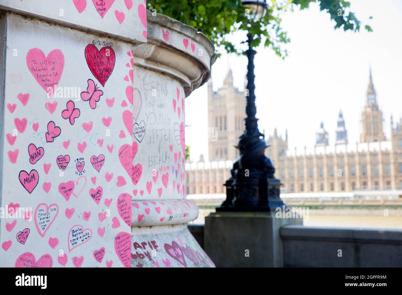 Il National Covid Memorial Wall è visibile lungo il Tamigi di fronte al Parlamento nel centro di Londra. Foto Stock