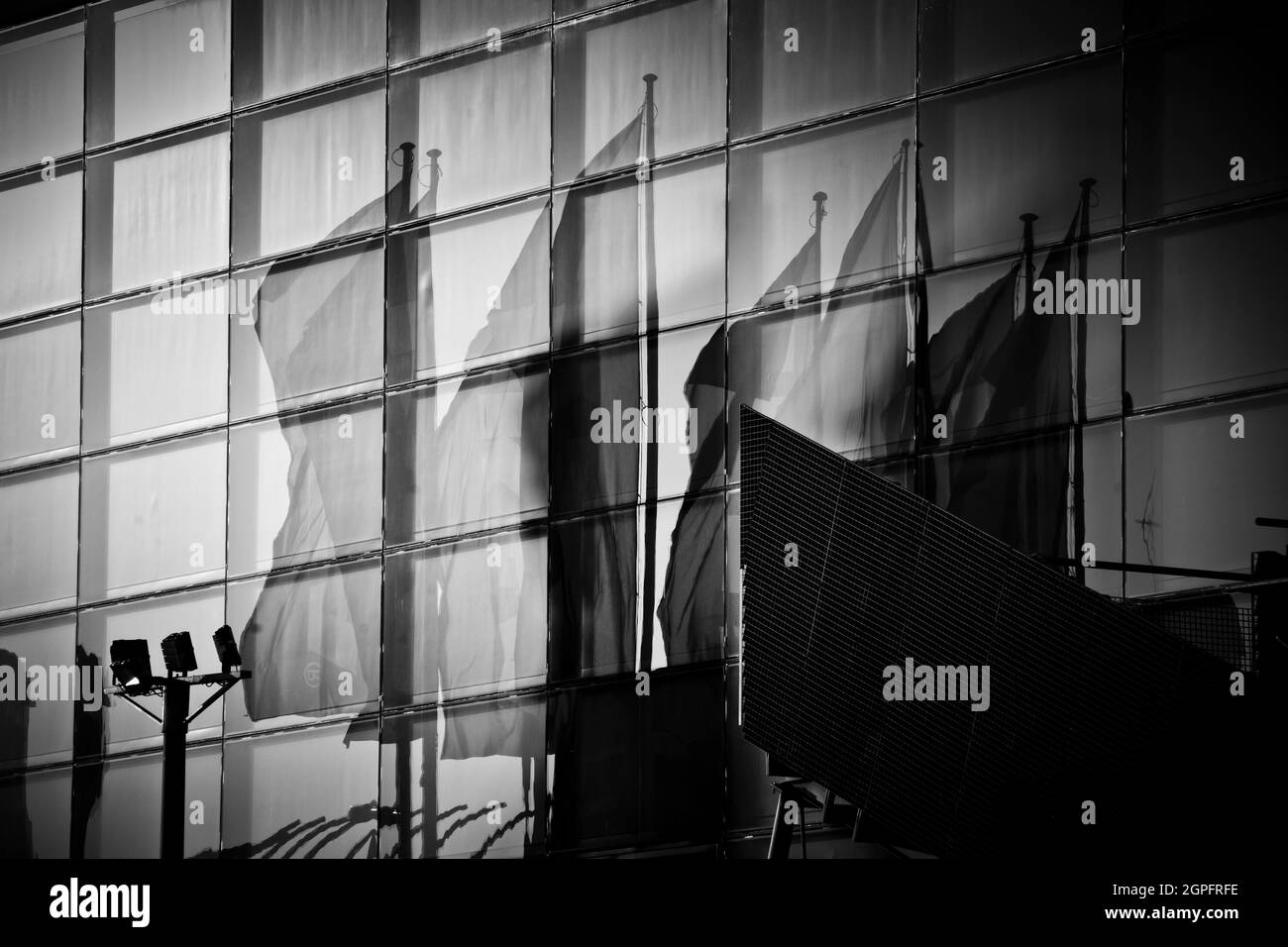 Bandiere riflesse sulle finestre di vetro. Foto Stock