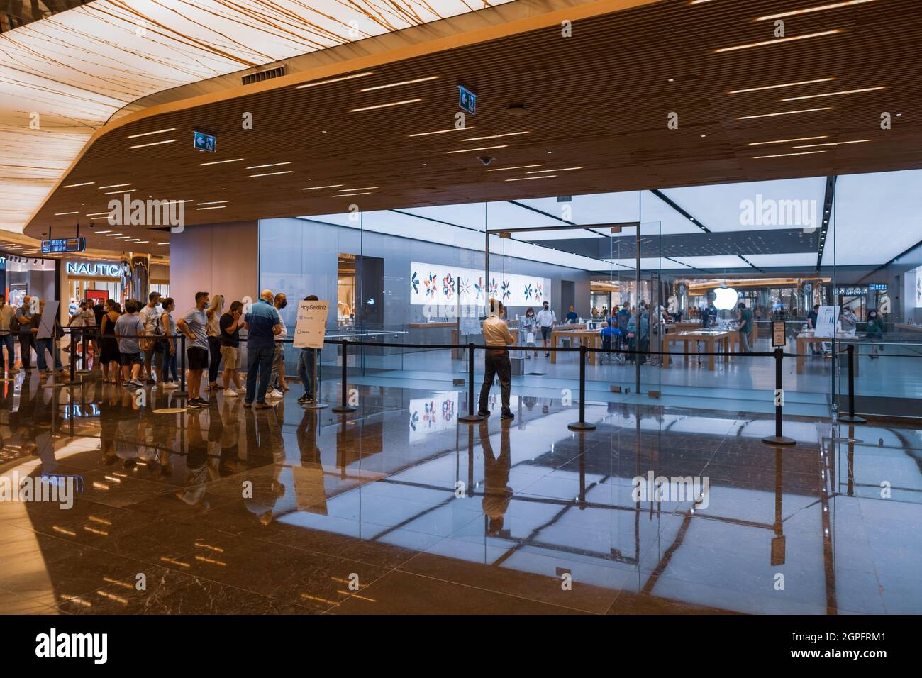 Sisli, Istanbul, Turchia - 07.13.2021: Turchi in attesa in linea di Apple Center nel centro commerciale Zorlu a causa di pandemia e la sicurezza organizza Foto Stock