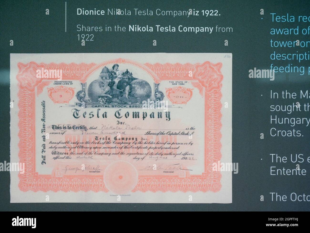 CROAZIA, Smiljan, Museo Nikola Tesla, luogo di nascita dell'inventore e del fisico Nikola Tesla nato 10.7.1856, morto 7.1.1943 / KROATIEN, Smiljan, Museo Nikola Tesla, der Erfinder und Physiker Nikola Tesla wurde hier 1856 geboren, nach Nikola Tesla ist seit 1960 die physickalische Einheit der magnesiken Flussannt, Nach Nikola Tesla benannte sich Tesla Inc. Von Elon Musk, dem kalifornischen Hersteller von Elektroautos mit Wechselstrommotor, Museum Display Tesla Aktie von 1922 Foto Stock