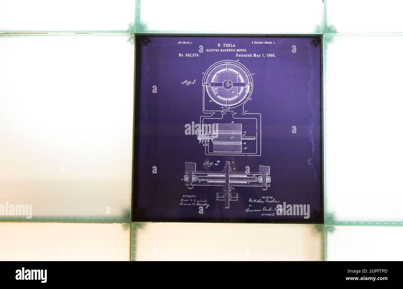 CROAZIA, Smiljan, Museo Nikola Tesla, luogo di nascita dell'inventore e del fisico Nikola Tesla nato 10.7.1856, morto 7.1.1943 / KROATIEN, Smiljan, Museo Nikola Tesla, der Erfinder und Physiker Nikola Tesla wurde hier 1856 geboren, nach Nikola Tesla ist seit 1960 die physickalische Einheit der magnesiken Flussannt, Nach Nikola Tesla benannte sich Tesla Inc. Von Elon Musk, dem kalifornischen Hersteller von Elektroautos mit Wechselstrommotor, Museum Display mit Teslas Zeichnung und Patent eines elektromagnagintischen Motors Foto Stock