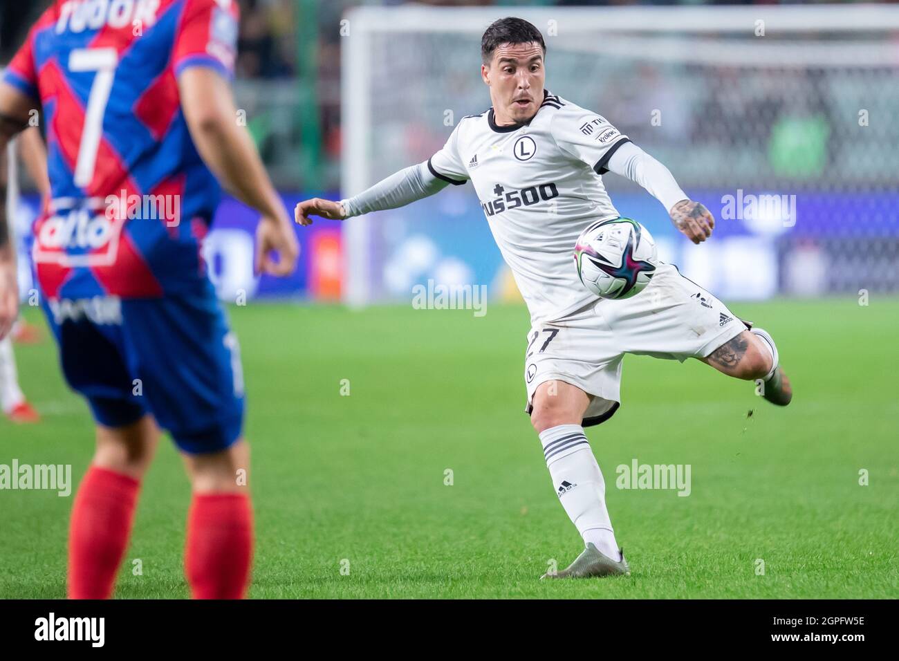 Josue Pesqueira di Legia in azione durante la partita polacca PKO Ekstraklasa League tra Legia Warszawa e Rakow Czestochowa al Marshal Jozef Pilsudski Legia Warsaw Municipal Stadium.Final Score; Legia Warszawa 2:3 Rakow Czestochowa. (Foto di Mikolaj Barbanell / SOPA Images/Sipa USA) Foto Stock