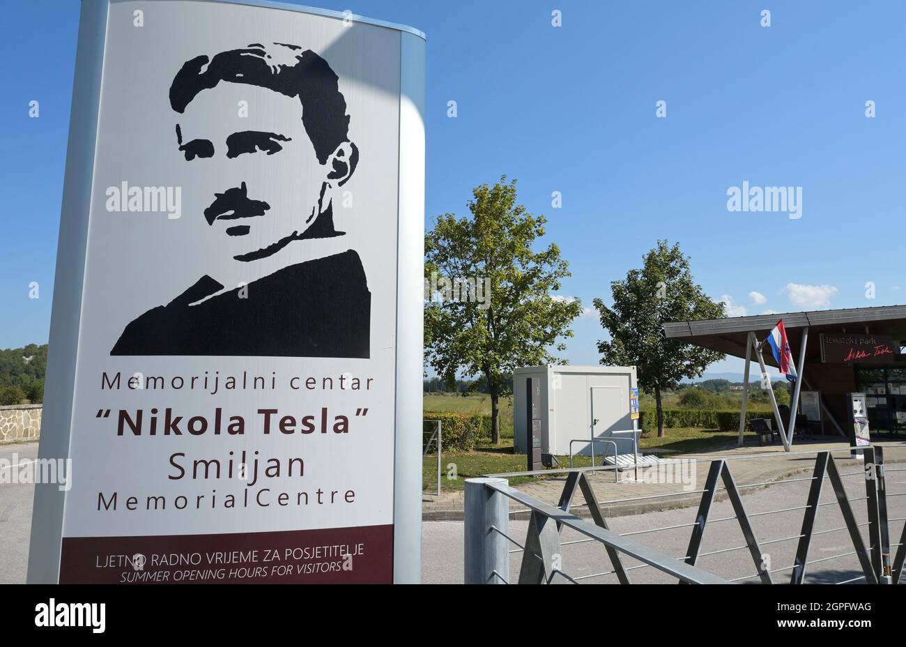 CROAZIA, Smiljan, Museo Nikola Tesla, luogo di nascita dell'inventore e del fisico Nikola Tesla nato 10.7.1856, morto 7.1.1943 / KROATIEN, Smiljan, Museo Nikola Tesla, der Erfinder und Physiker Nikola Tesla wurde hier 1856 geboren, nach Nikola Tesla ist seit 1960 die physickalische Einheit der magnesiken Flussannt, Nach Nikola Tesla benannte sich Tesla Inc. Von Elon Musk, dem kalifornischen Hersteller von Elektroautos mit Wechselstrommotor Foto Stock