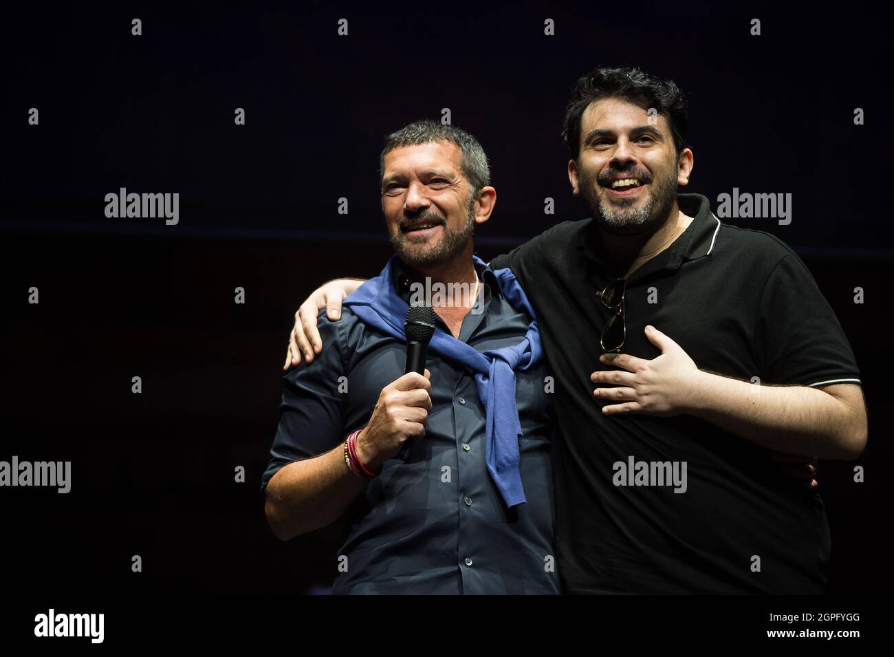 Malaga, Spagna. 29 settembre 2021. L'attore spagnolo Antonio Banderas (1-L) visto accanto al direttore d'orchestra spagnolo durante una conferenza stampa della presentazione della sua nuova 'Company' musicale al Soho Caixabank Theater. La 'Company' musicale recitato dall'attore spagnolo Antonio Banderas arriva al Soho Caixabank Theater a novembre. Questo nuovo spettacolo di Broadway è stato creato dal compositore americano Stephen Sondheim. (Foto di Jesus Merida/SOPA Images/Sipa USA) Credit: Sipa USA/Alamy Live News Foto Stock