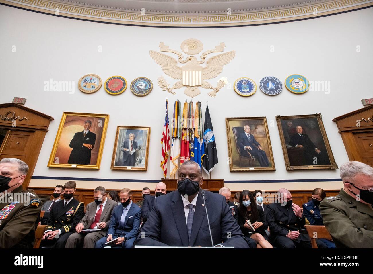 Il Segretario della Difesa degli Stati Uniti Lloyd J. Austin III ha seggio in un'audizione del Comitato dei servizi militari della Camera su "terminare la Missione militare degli Stati Uniti in Afghanistan" nell'edificio degli uffici della Casa di Rayburn a Washington, DC, mercoledì 29 settembre 2021. Credito: Rod Lammey/Pool via CNP /MediaPunch Foto Stock