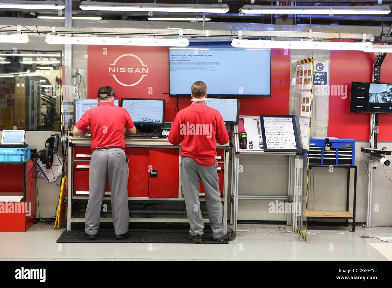 Dipendenti Nissan che lavorano nella linea di produzione di Nissan Sunderland, nell'Inghilterra nord-orientale. Nissan ha annunciato una grande espansione di electr Foto Stock