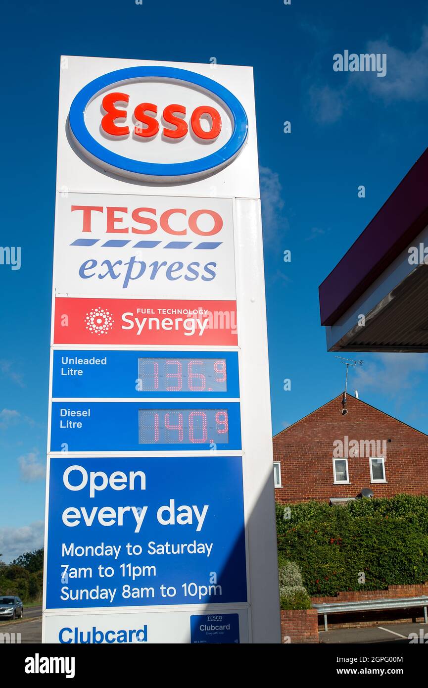 Chalfont St Peter, Buckinghamshire, Regno Unito. 29 settembre 2021. Il garage esso a Chalfont St Peter aveva fatto funzionare a secco di combustibile oggi e solo il negozio era aperto. Negli ultimi giorni è proseguito l’acquisto di benzina e diesel da parte del panico a causa della carenza di conducenti che effettuano consegne di carburante a seguito della Brexit e della pandemia del Covid-19. Credit: Maureen McLean/Alamy Live News Foto Stock