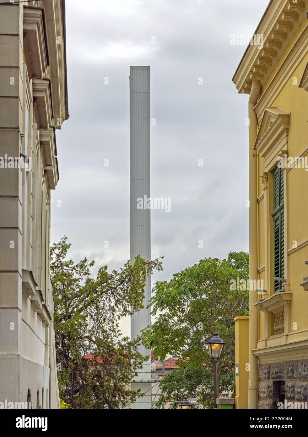 Obelisk Landmark movimento non allineato Pillar View tra gli edifici a Belgrado Foto Stock