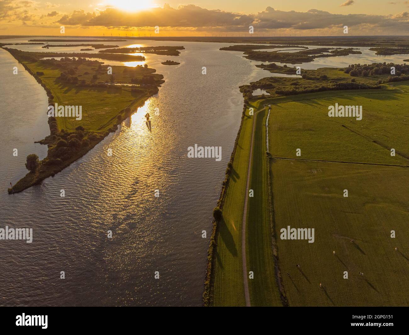 Vista aerea del fiume IJssel e Ketelmeer con piccole isole e zone umide in tarda serata sole Foto Stock