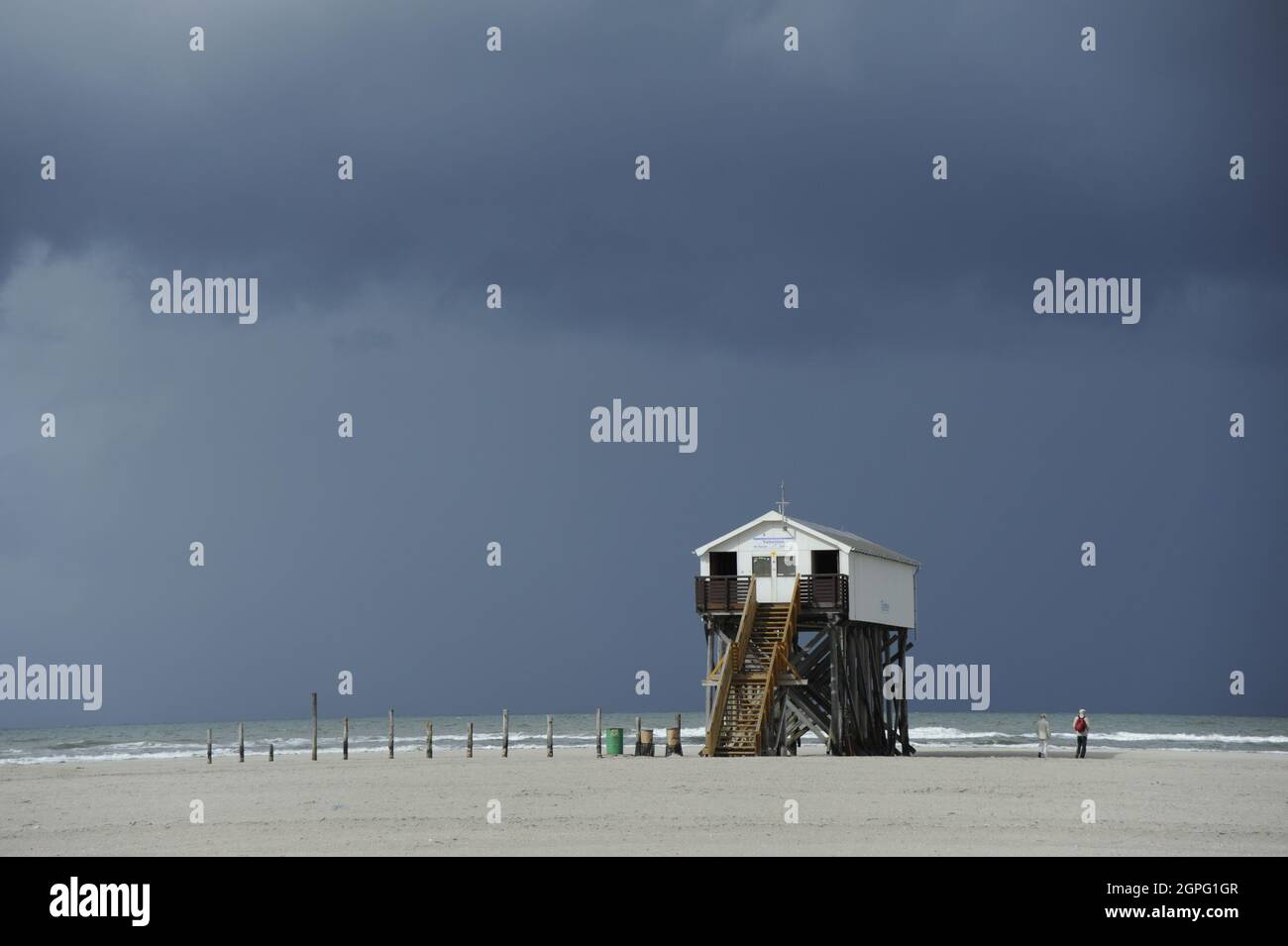 Sankt Peter-Ording (nord-friesisch San Pietro-Urden) Pfahlbau am Strand Foto Stock