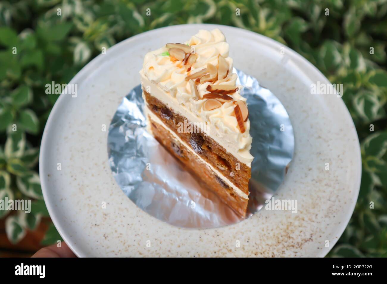 torta di carota con aggiunta di mandorle, torta di mandorle per servire Foto Stock