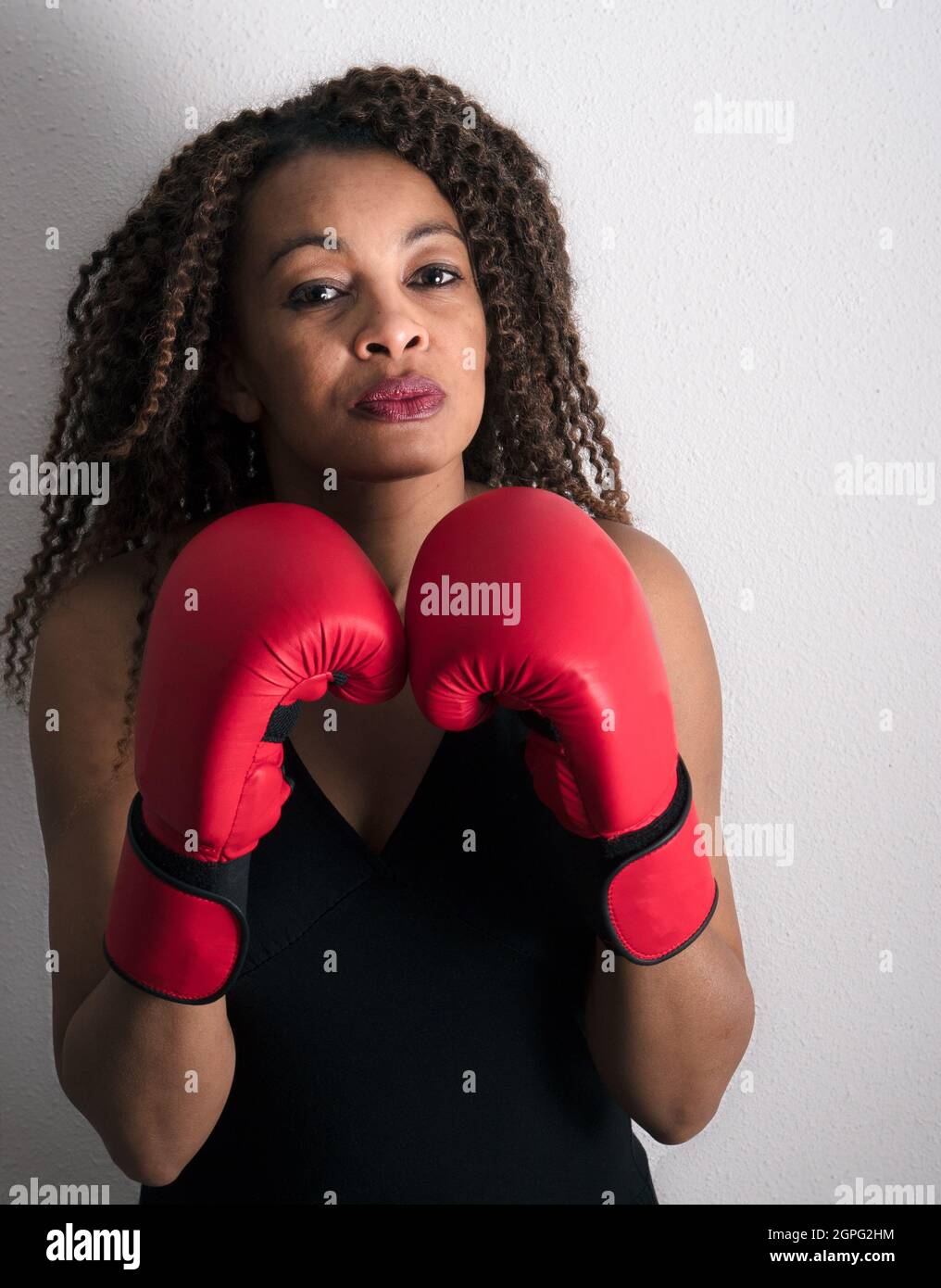 Ritratto di una donna afroamericana che indossa guanti da boxe rossi Foto Stock