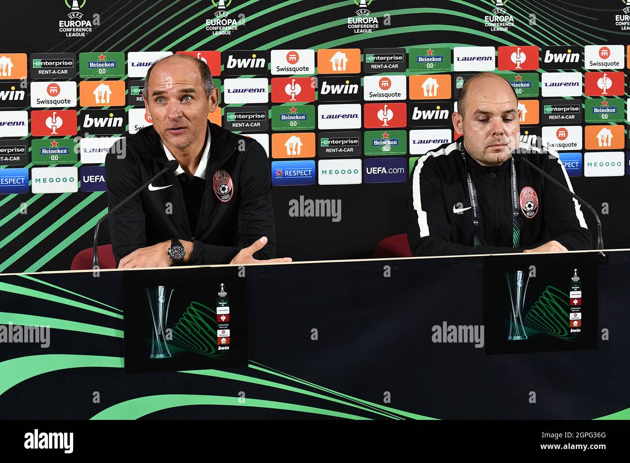 Zaporizhzhia, Ucraina. 29 settembre 2021. ZAPORIZHZHIA, UCRAINA - 29 SETTEMBRE 2021 - allenatore capo del FC Zorya Luhansk Viktor Skrypnyk (L) partecipa a una conferenza stampa in vista della conferenza UEFA Europa League 2021/2022 Matchday 2 Group C game contro A.S. Roma in programma per giovedì 30 settembre, Zaporizhzhia, Ucraina sudorientale. Credit: Ukrinform/Alamy Live News Credit: Ukrinform/Alamy Live News Foto Stock