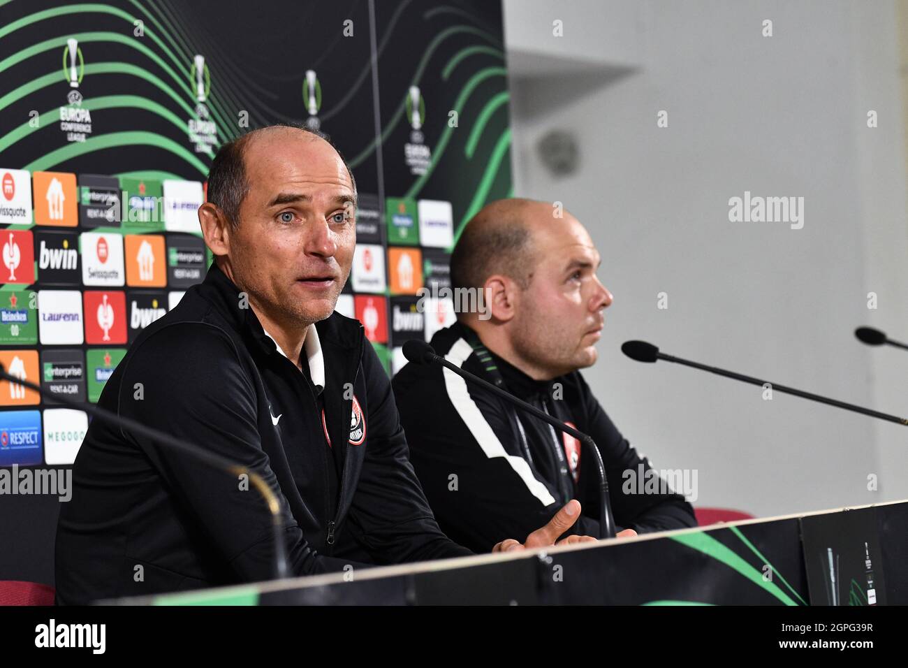 Zaporizhzhia, Ucraina. 29 settembre 2021. ZAPORIZHZHIA, UCRAINA - 29 SETTEMBRE 2021 - allenatore capo del FC Zorya Luhansk Viktor Skrypnyk (L) partecipa a una conferenza stampa in vista della conferenza UEFA Europa League 2021/2022 Matchday 2 Group C game contro A.S. Roma in programma per giovedì 30 settembre, Zaporizhzhia, Ucraina sudorientale. Credit: Ukrinform/Alamy Live News Credit: Ukrinform/Alamy Live News Foto Stock