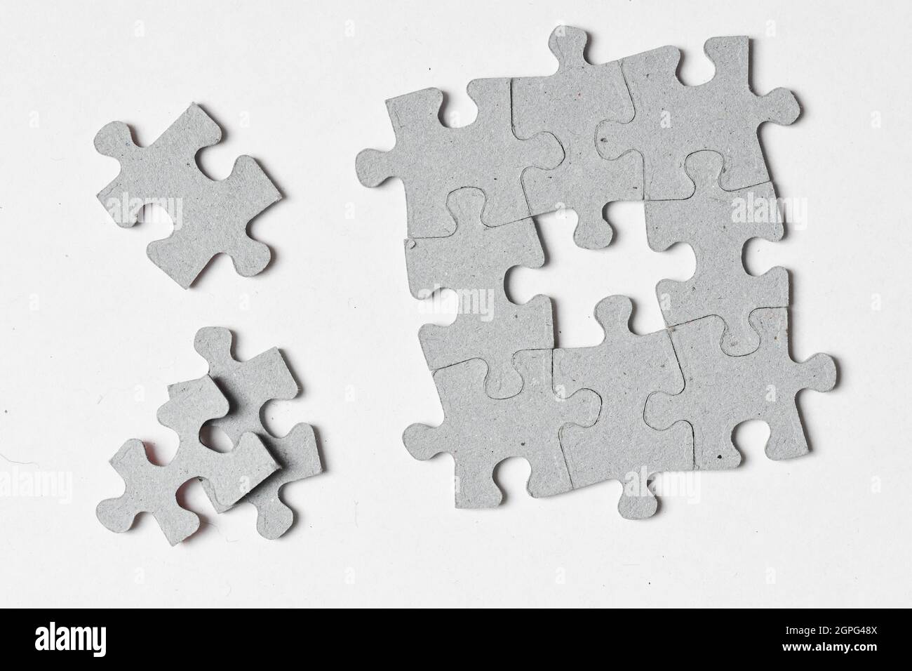 Foto di puzzle pezzi si adattano insieme su sfondo bianco Foto Stock
