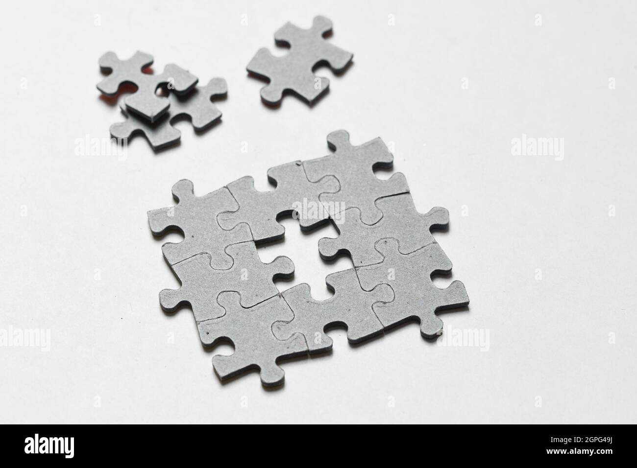 Foto di puzzle pezzi si adattano insieme su sfondo bianco Foto Stock
