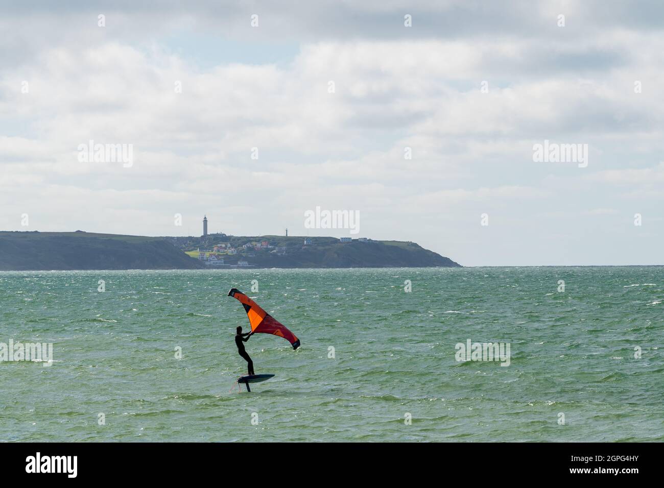 Pratiquant de Wingfoil Face au Cap Gris-Nez, Francia, Pas de Calais Foto Stock