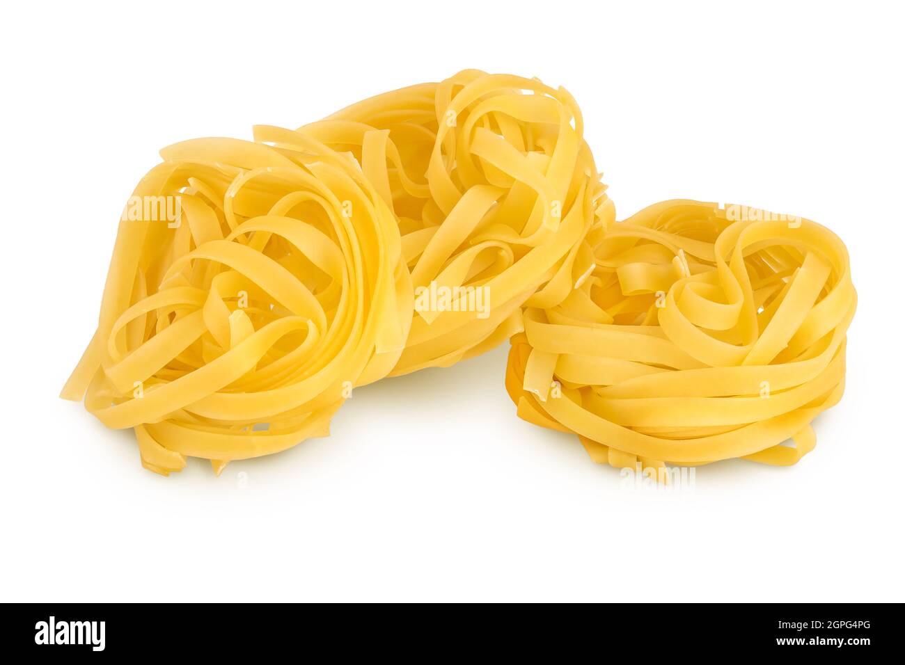 Tagliatelle grezze isolate su fondo bianco con percorso di ritaglio e piena profondità di campo Foto Stock