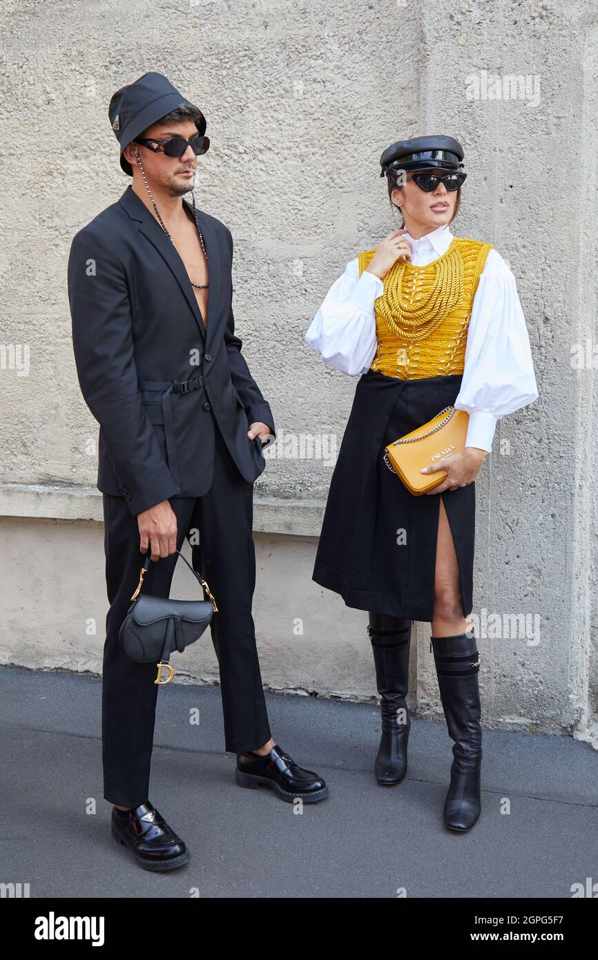 MILANO, ITALIA - 24 SETTEMBRE 2021: Uomo con borsa Dior in pelle nera e  donna con borsa Prada gialla prima della sfilata di moda Prada, Milano  Fashion Week stree Foto stock - Alamy