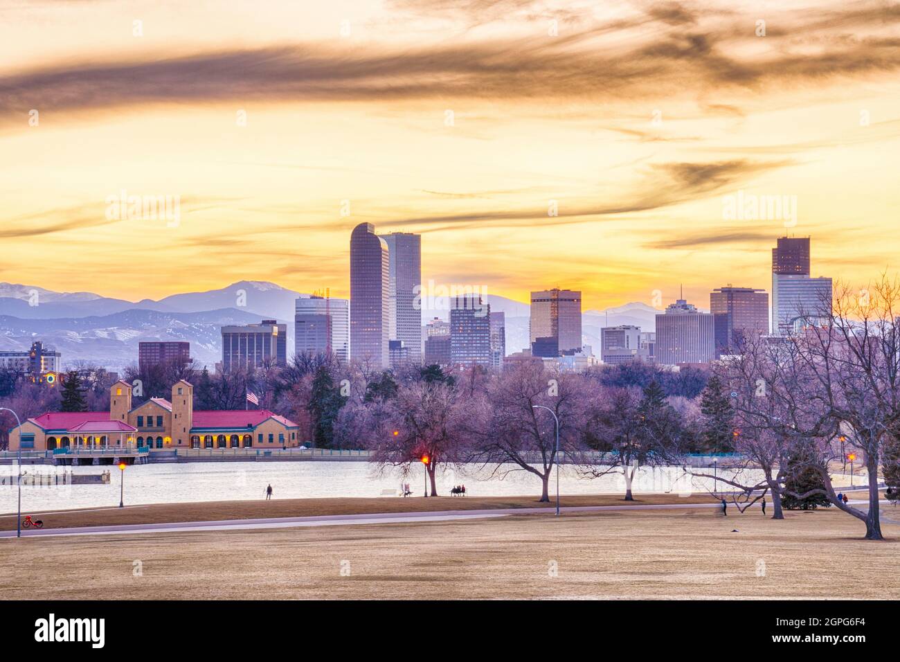 Denver, Colorado, skyline della città al tramonto con le Montagne Rocciose sullo sfondo Foto Stock