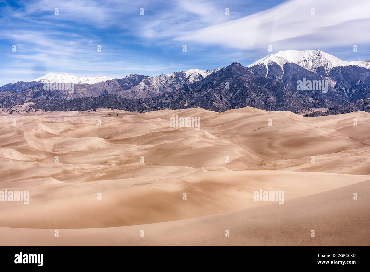 Dune e montagne nel Great Sand Dunes National Park in Colorado Foto Stock