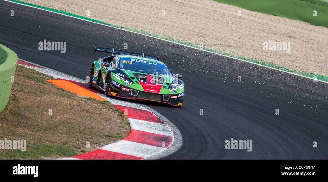 Vallelunga, italia 19 settembre 2021 Aci Racing week-end. Scenografica Lamborghini Huracan gt in azione a turno durante la gara di resistenza Foto Stock