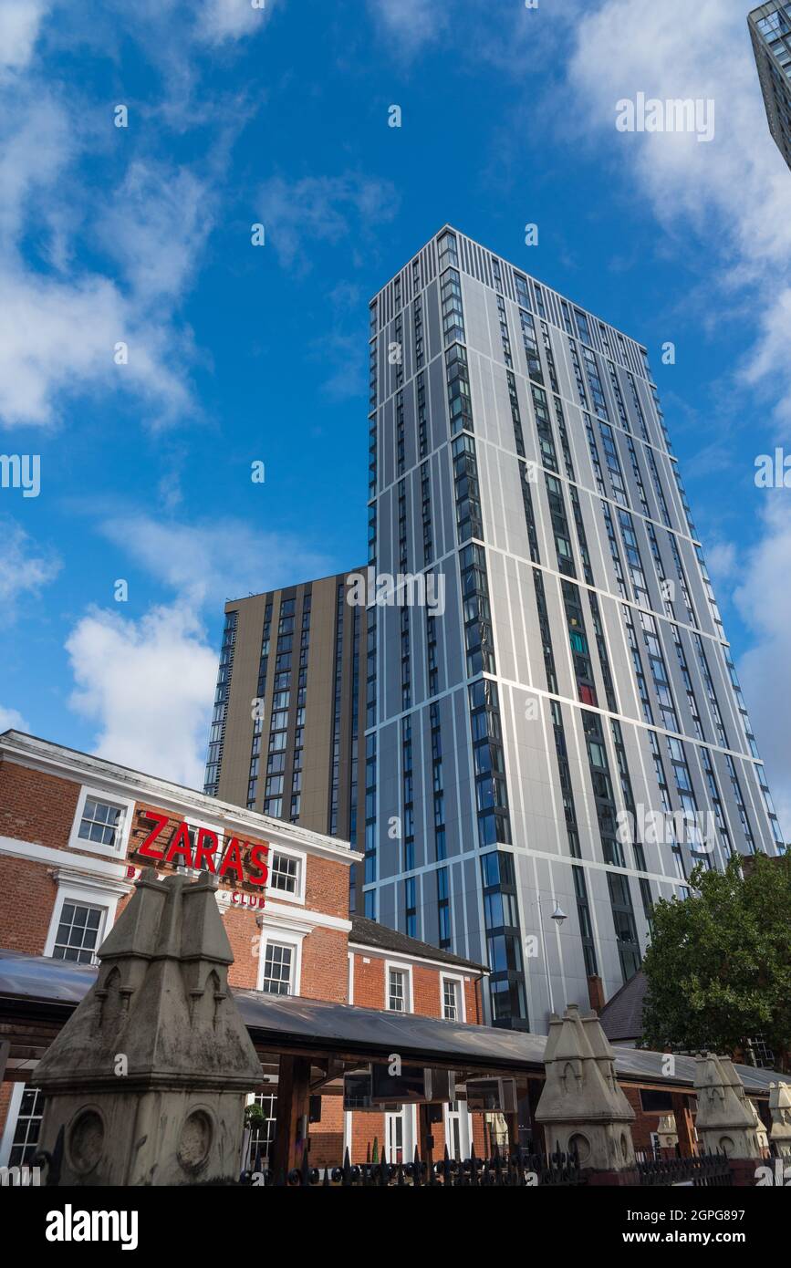 Il Bank Birmingham ha recentemente costruito un alto blocco di appartamenti su Broad Street nel centro di Birmingham Foto Stock