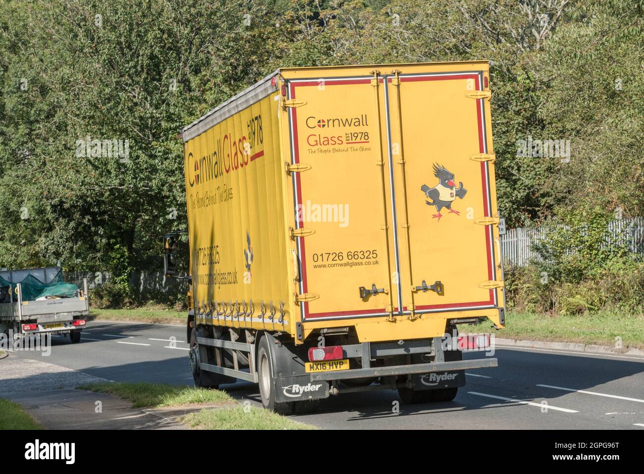 Veicolo di consegna Cornwall Glass in discesa su strada di campagna A. Per la carenza di conducenti nel Regno Unito, le consegne di merci durante l'industria dei trasporti di Covid, nel Regno Unito. Foto Stock