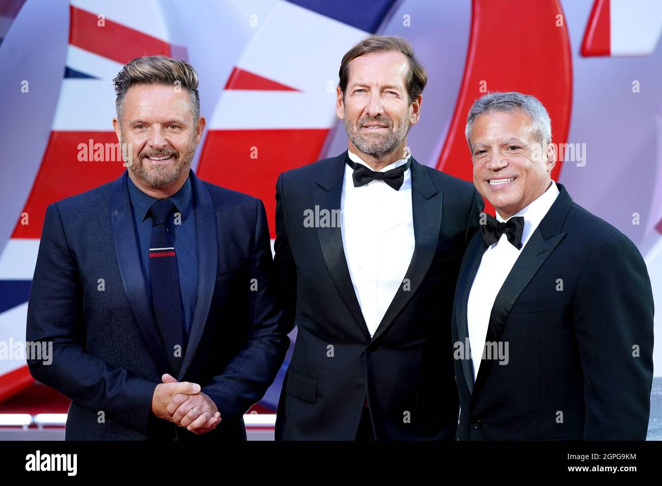 Mark Burnett, Kevin Ulrich e Michael De Luca partecipano alla prima mondiale di No Time to Die, presso la Royal Albert Hall di Londra. Data foto: Martedì 28 settembre 2021. Foto Stock