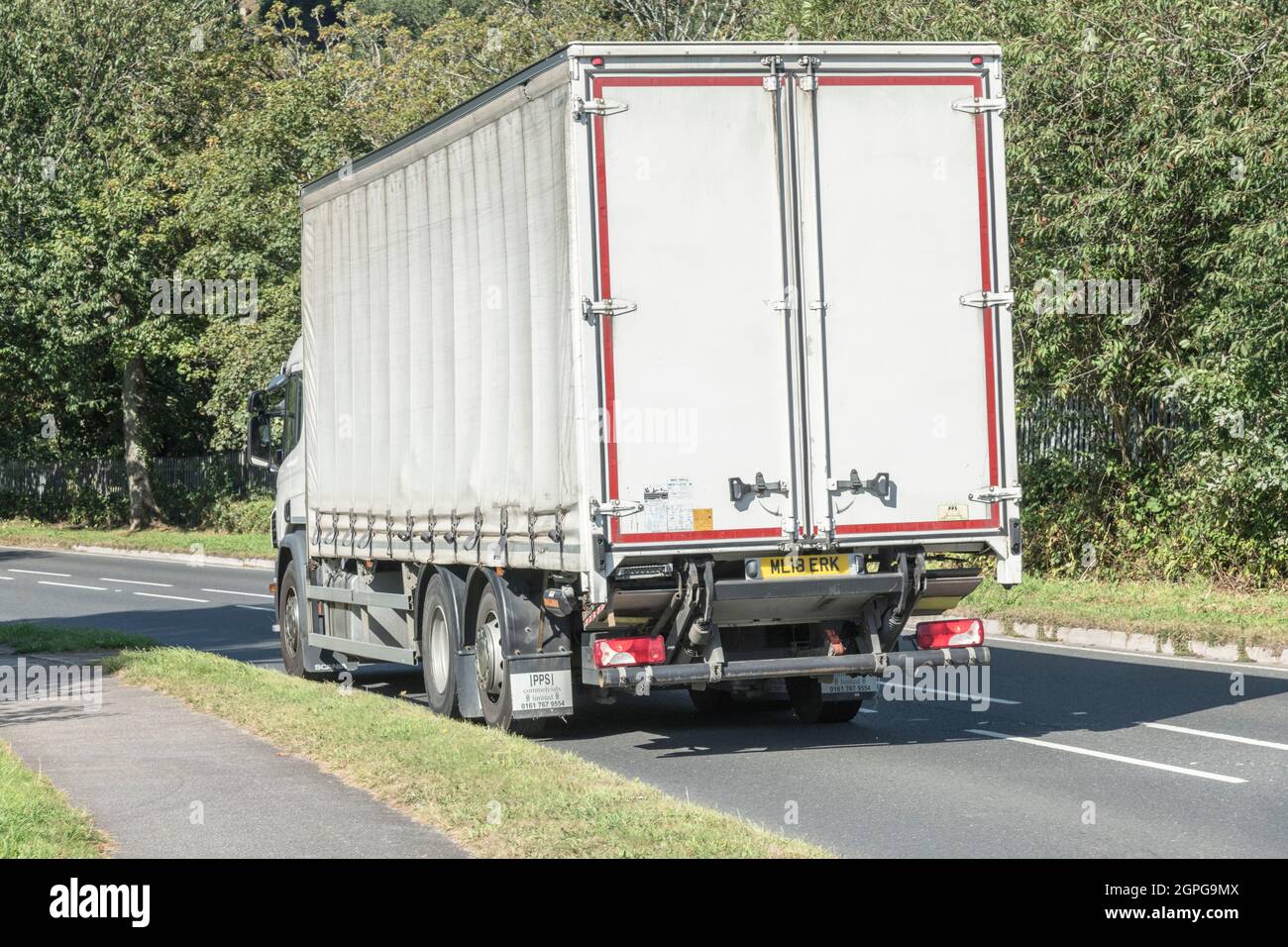 Veicolo di consegna non contrassegnato che viaggia in discesa su Cornish A Road. Per la carenza di conducenti nel Regno Unito, le consegne di merci durante l'industria dei trasporti di Covid, nel Regno Unito. Foto Stock