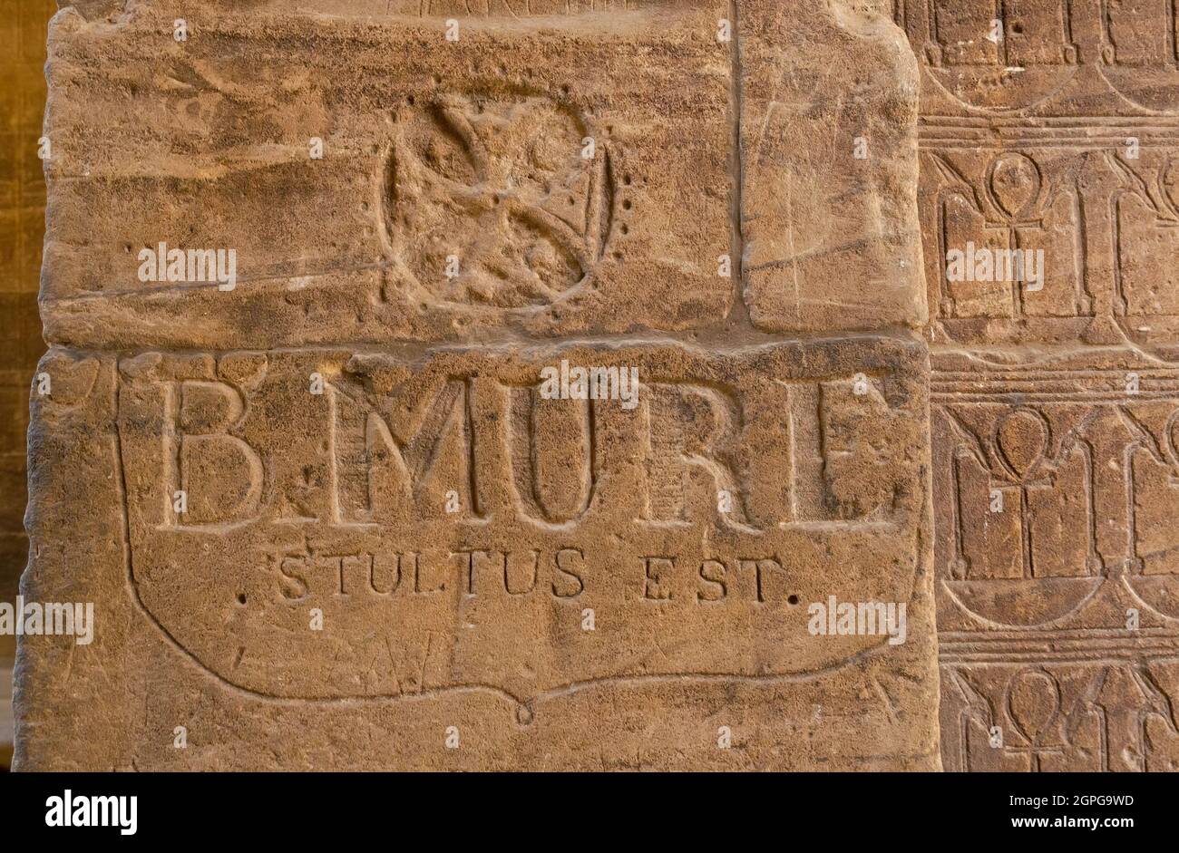 Graffiti vittoriani visitatori sulla parete del Tempio di Philae con croce cristiana copta intagliata, Assuan, Egitto, Africa Foto Stock