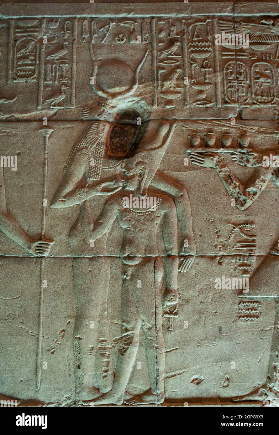 Close up dettaglio dei geroglifici danneggiati sulla parete interna e il Tempio di Philae, Fiume Nilo, Aswan, Egitto, Africa Foto Stock