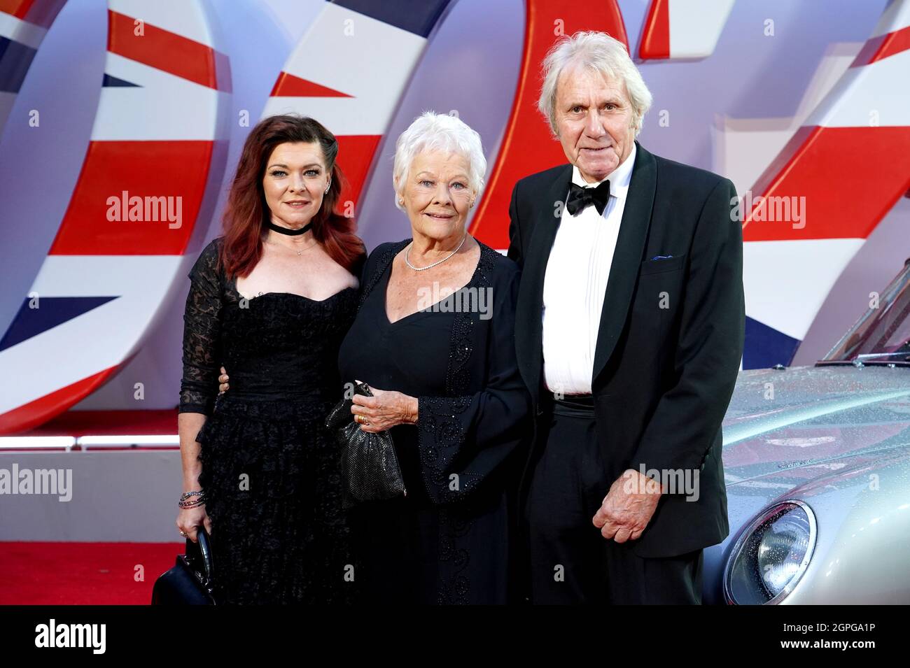 Finty Williams (a sinistra) e Dame Judi Dench frequentano la prima mondiale di No Time to Die, al Royal Albert Hall di Londra. Data foto: Martedì 28 settembre 2021. Foto Stock